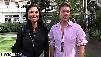 Duże Cycki Milf Jasmine Jae Odsłania Swoją Cipkę Na Plaży Dla Publicznego Oglądania