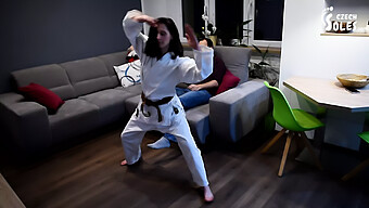 Femdom Karate Mistress, Hakimiyet Içinde Ayaklarını Boğar