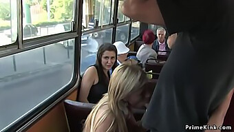 Un Autobus Pubblico Si Trasforma In Un'Orgia Selvaggia Con Una Bionda Che Riceve Una Sborrata In Faccia