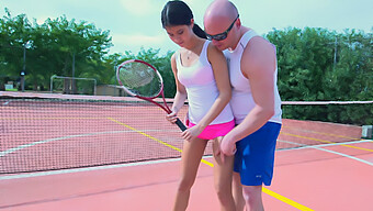 Blowjob Dan Seks Brutal Di Pejabat Pengajar Tenis